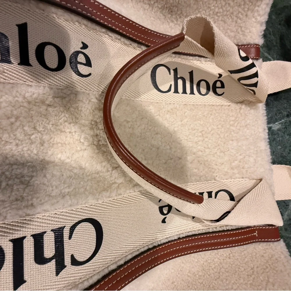 Chloe Large Woody Shearling Tote Bag - Picture 4 of 16